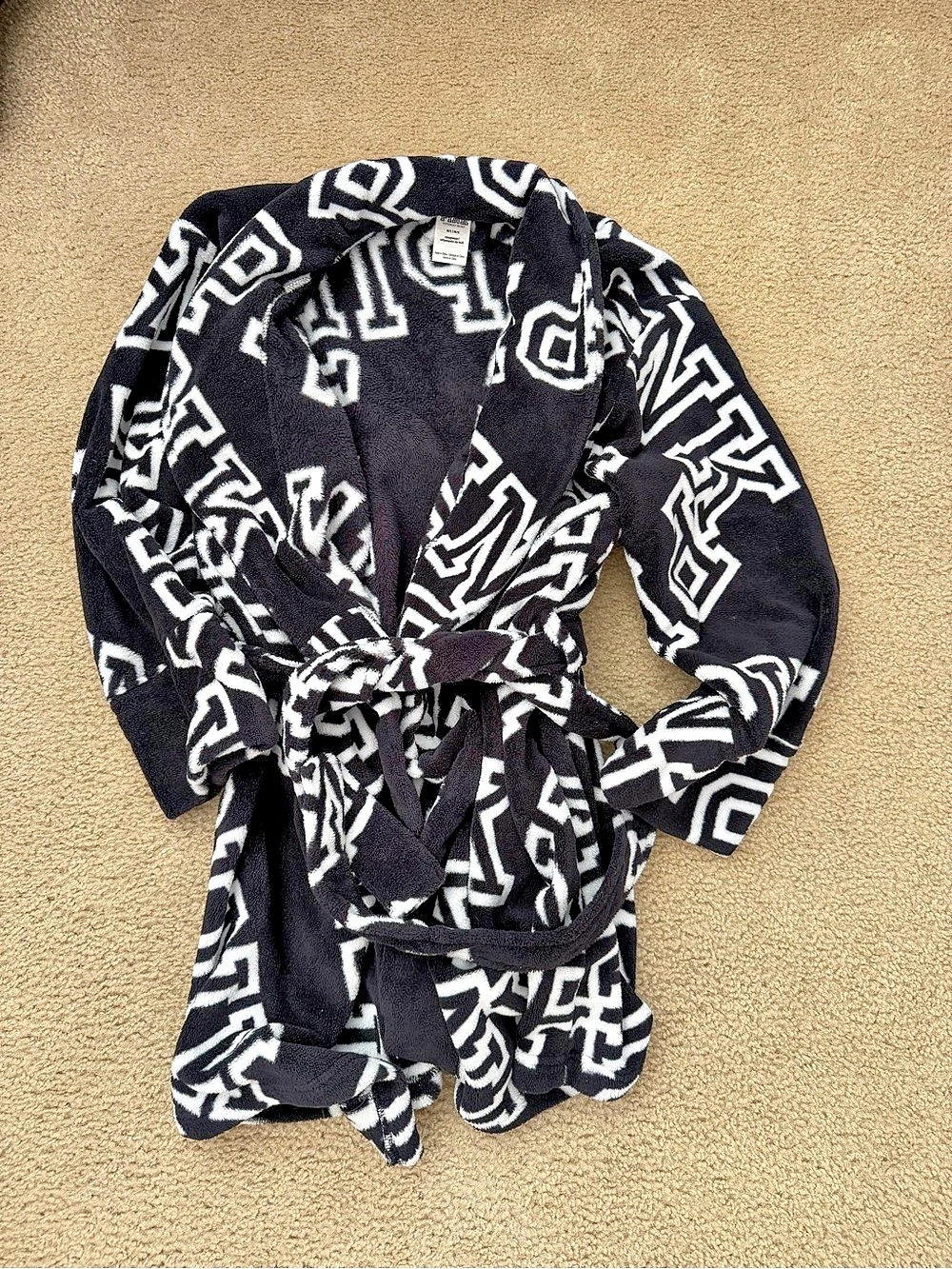 Victoria's Secret Geometric Fleece Robe in Black & White Like New